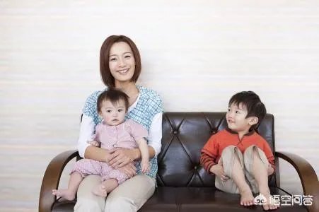 怎样独自带四个月的宝宝接送大宝？