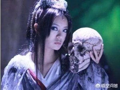 如何看待78岁老人在美容院半年花27万，店员跪地叫