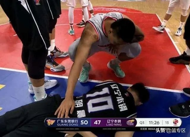 丛明晨今天出院，辽宁男篮的球迷专程到医院欢送！丛明晨能在本赛季回归赛场吗？