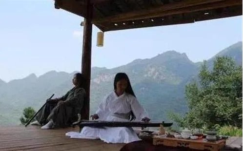 男子带妻女隐居深山 竟干这事（全文）