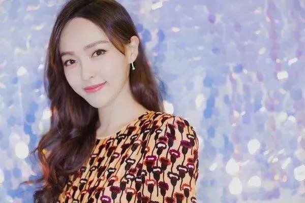 唐嫣的37岁生日，好友王冠微博为其庆生，为何网友感叹关系胜过老公罗晋？