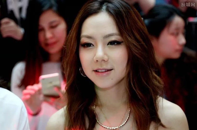 邓紫棋张杰睡觉图遭爆料 二人私下关系如何