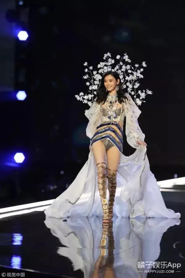 2017维秘秀奚梦瑶摔倒，你怎么看？