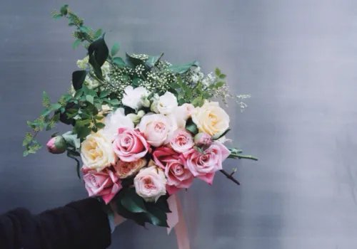 新娘捧花一般是什么花 手捧花自己留着好吗