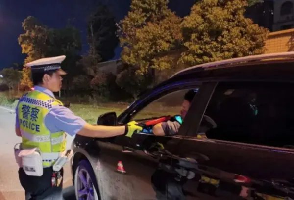 男子酒驾与交警赛跑,称要去吃早餐,如何看待男子这一行为?