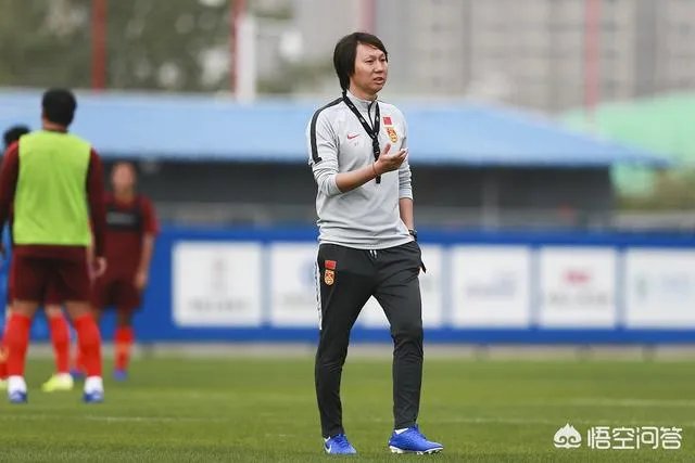 知名足球媒体人袁野爆料称，国足主帅三周后出炉，22冠王领跑，李铁还有机会吗？