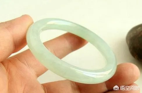 翡翠手镯尺寸大小及配戴方法?