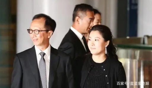 梁锦松被传婚内出轨，伏明霞立即提出离婚，她没有想象中那么傻，你怎么看？