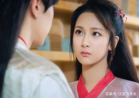 杨紫露脸红毯状态有变,脸部和眼睛都有变化,她最近的状态如何?