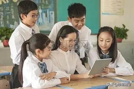 发现班里有个女孩三次拿同学的钱,班主任最好怎么做?