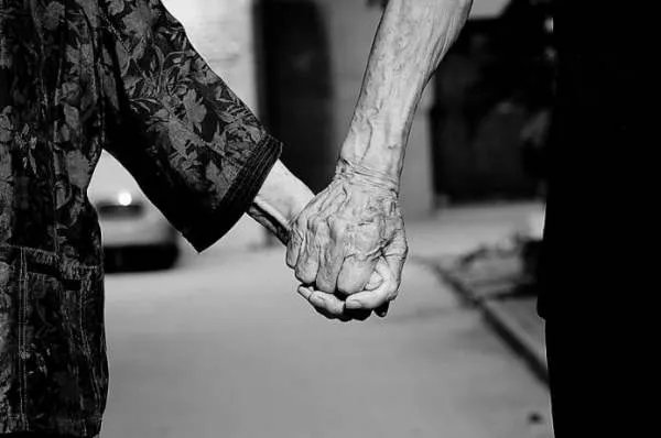 湖南老太有百万积蓄，花30万打扮自己却不理穷女儿，老太为什么会这么做？