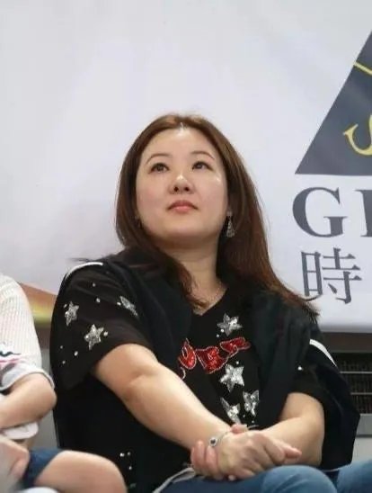 伏明霞到底生几个孩子