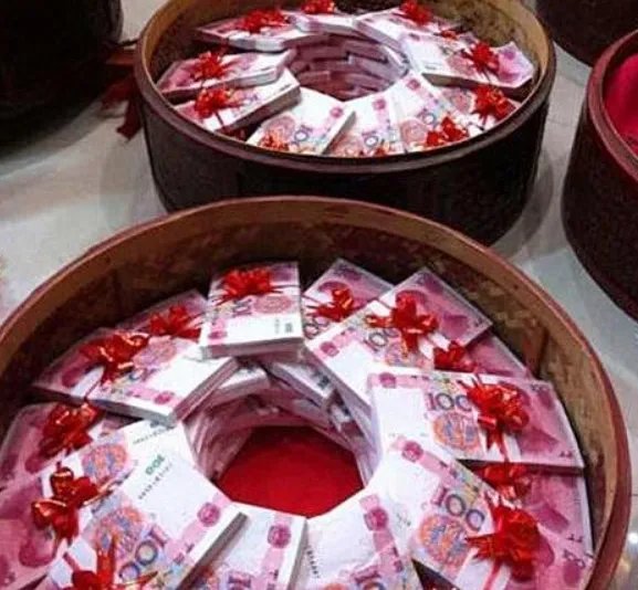 订婚时给的钱是彩礼吗 订婚礼金一般给多少