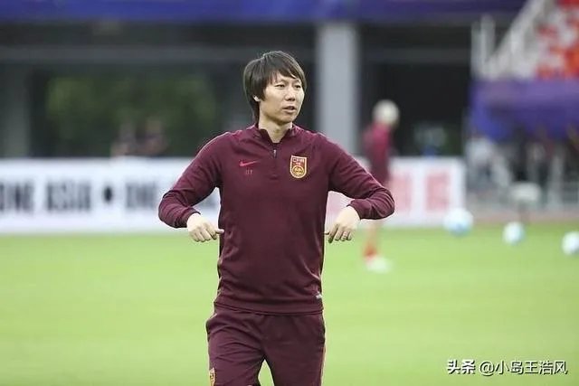 知名足球媒体人袁野爆料称，国足主帅三周后出炉，22冠王领跑，李铁还有机会吗？