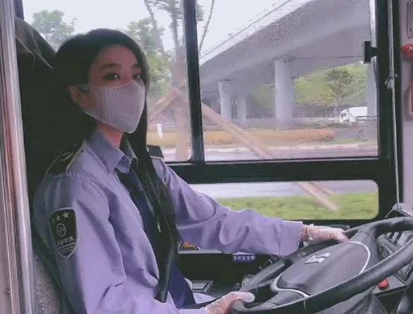 陕西西安“最美公交女司机”走红了，你认为这是意外走红还是刻意曝光呢？