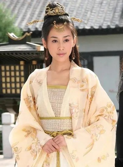 周扬整容前后对比 整完更加美丽动人