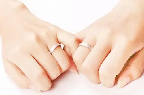 男生戴戒指五个手指的含义 佩戴不同材质戒指有什么含义