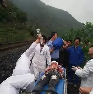 学生逃课徒手扒火车是怎么回事？