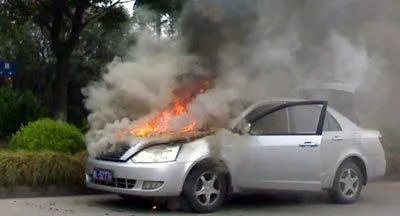 轿车翻车后男子车内淡定数钱,这种情况下汽车会不会爆炸?