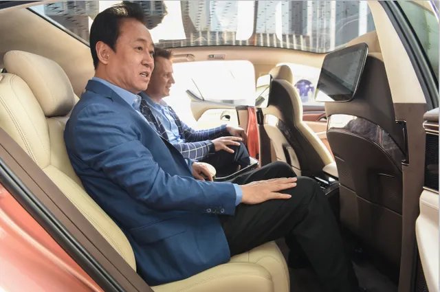 恒驰汽车内饰图曝光，许家印坐车内竖起了大拇指