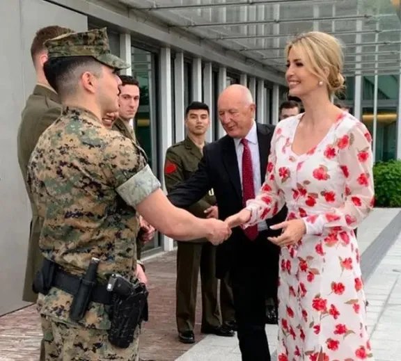 穿小号蓝白衬衫纽扣差点崩开的伊万卡,身上哪一部位很吸睛?