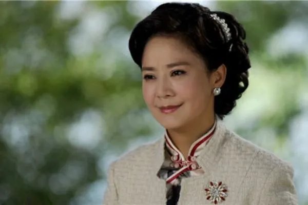 琼瑶女郎俞小凡的丈夫多次出轨,为何她一再的选择隐忍?