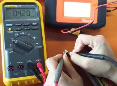 如何用万用表测电容