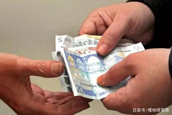 男网友分3次从女子手中骗走80万,女子是钱多还是人傻?