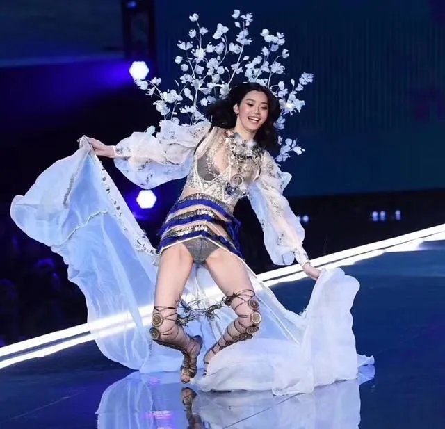 2017维秘秀奚梦瑶摔倒，你怎么看？