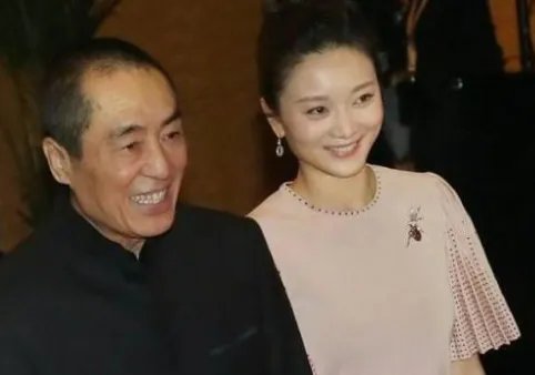 张艺谋的妻女去探班，陈婷打扮的很年轻，你羡慕张艺谋夫妻两人的爱情吗？
