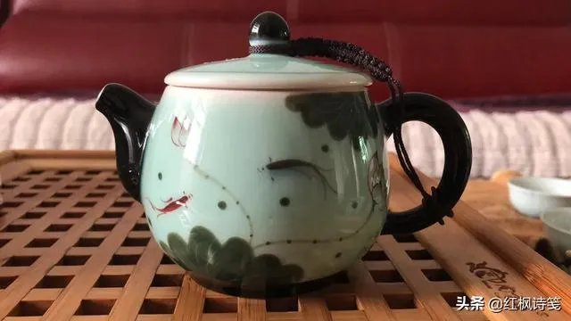 办公室吃酸辣粉被罚款,网友却觉得一点都不委屈,应限制用餐吗?