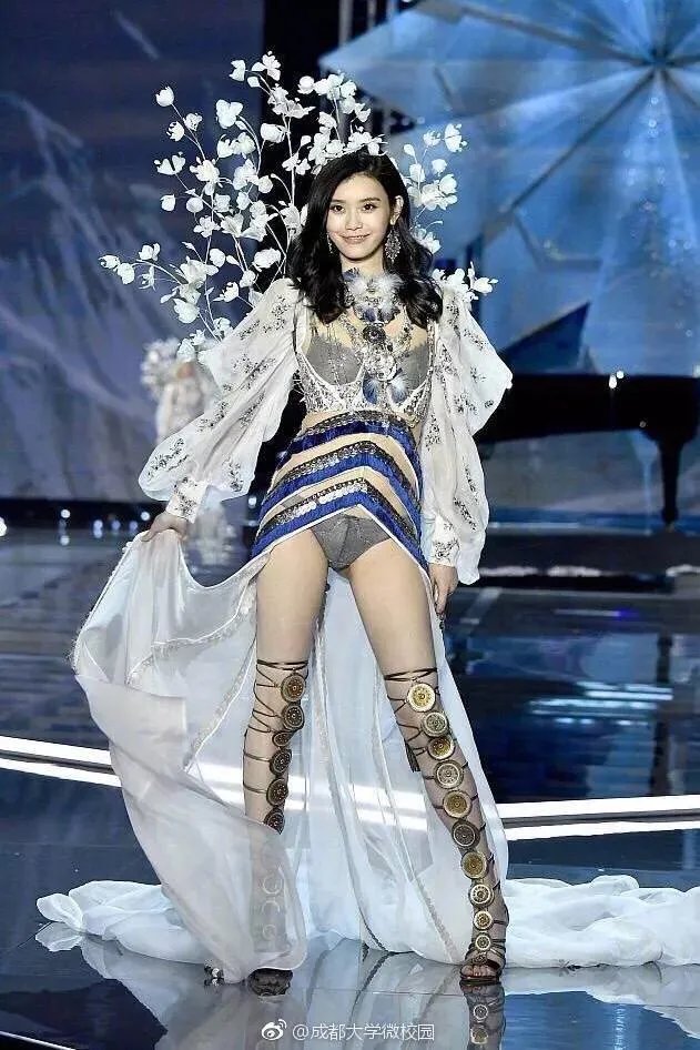 2017维秘秀奚梦瑶摔倒，你怎么看？