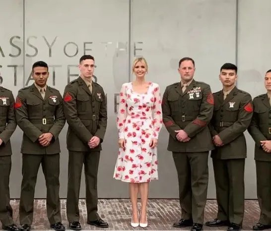 穿小号蓝白衬衫纽扣差点崩开的伊万卡,身上哪一部位很吸睛?