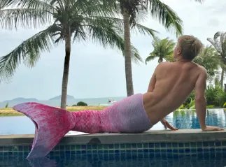 甜馨搞怪扮美人鱼,这是模仿全智贤要演蓝色大海的传说?