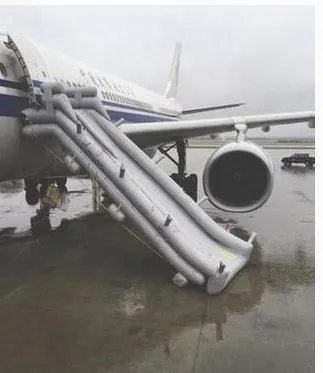 女乘客擅开飞机应急滑梯是怎么回事?