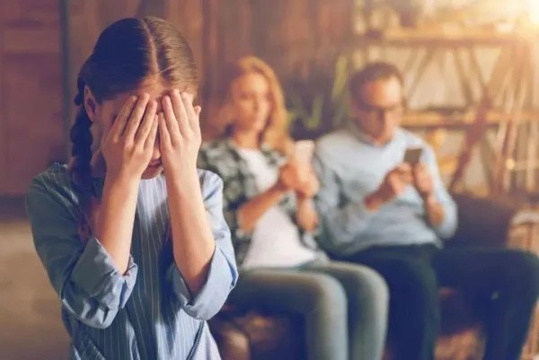 上海父子放大镜实验烧毁2000平草坪,这对父子的做法是否合法?