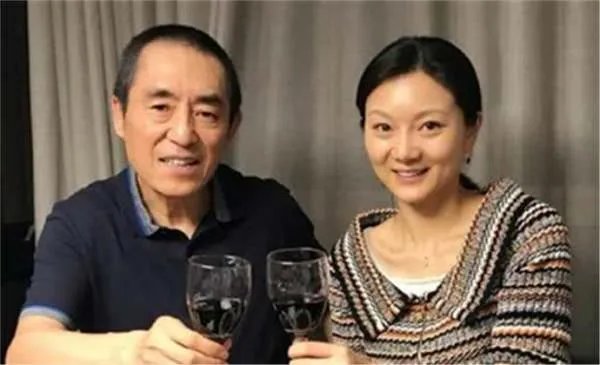 张艺谋的妻女去探班，陈婷打扮的很年轻，你羡慕张艺谋夫妻两人的爱情吗？