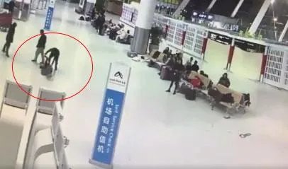 机场抢座反被打:挑事一方5秒就被KO