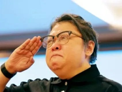 韩红暴瘦后现身机场，戴墨镜和珠链气场强大，她在圈内的影响力有多大？