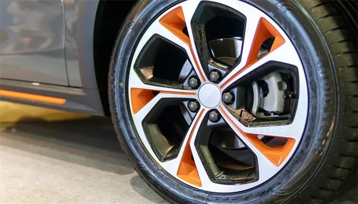 如何防止汽车爆胎 如何预防汽车爆胎