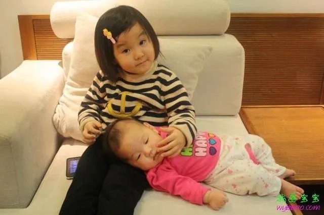 怎样独自带四个月的宝宝接送大宝？