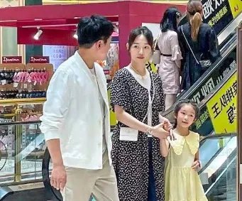 陈羽凡白百何离婚6年，挺孕肚现身，为何身边是佟大为？