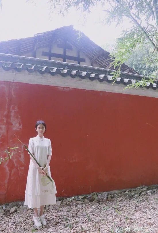 张慧雯为什么看起来特有气质 她和刘亦菲很像的对比照