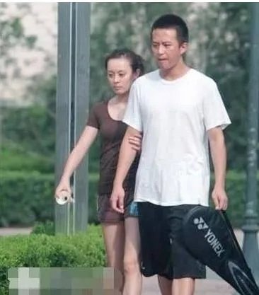 全智贤经常被大家拍到素颜出街，有的不修边幅，有的精神饱满！