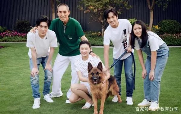 张艺谋的妻女去探班，陈婷打扮的很年轻，你羡慕张艺谋夫妻两人的爱情吗？