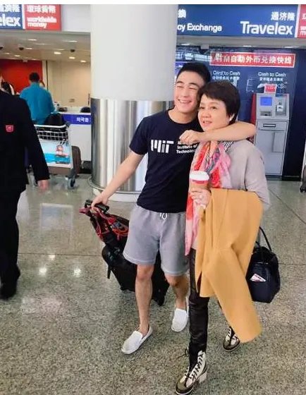 赌王四太年纪是大点,气质方面两个女儿能比的过她吗?