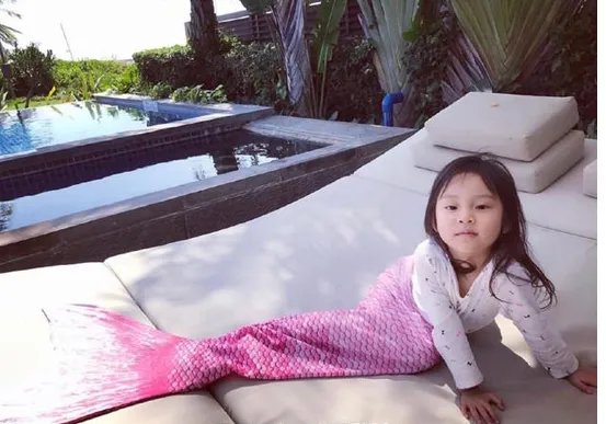 甜馨搞怪扮美人鱼,这是模仿全智贤要演蓝色大海的传说?