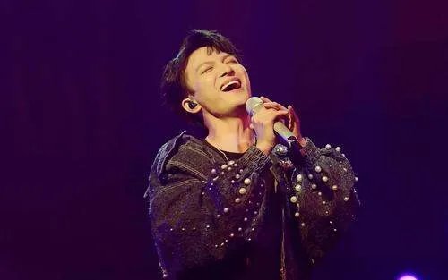 自己按门铃自己听歌词表达什么意思？