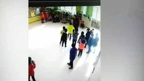 嚣张跋扈女教师教室踢幼儿  教育局下马看花为其主持公道