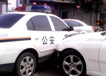 安徽宿迁一嫌犯驾车撞警车,逃逸被抓获,该名嫌犯究竟犯了什么罪?